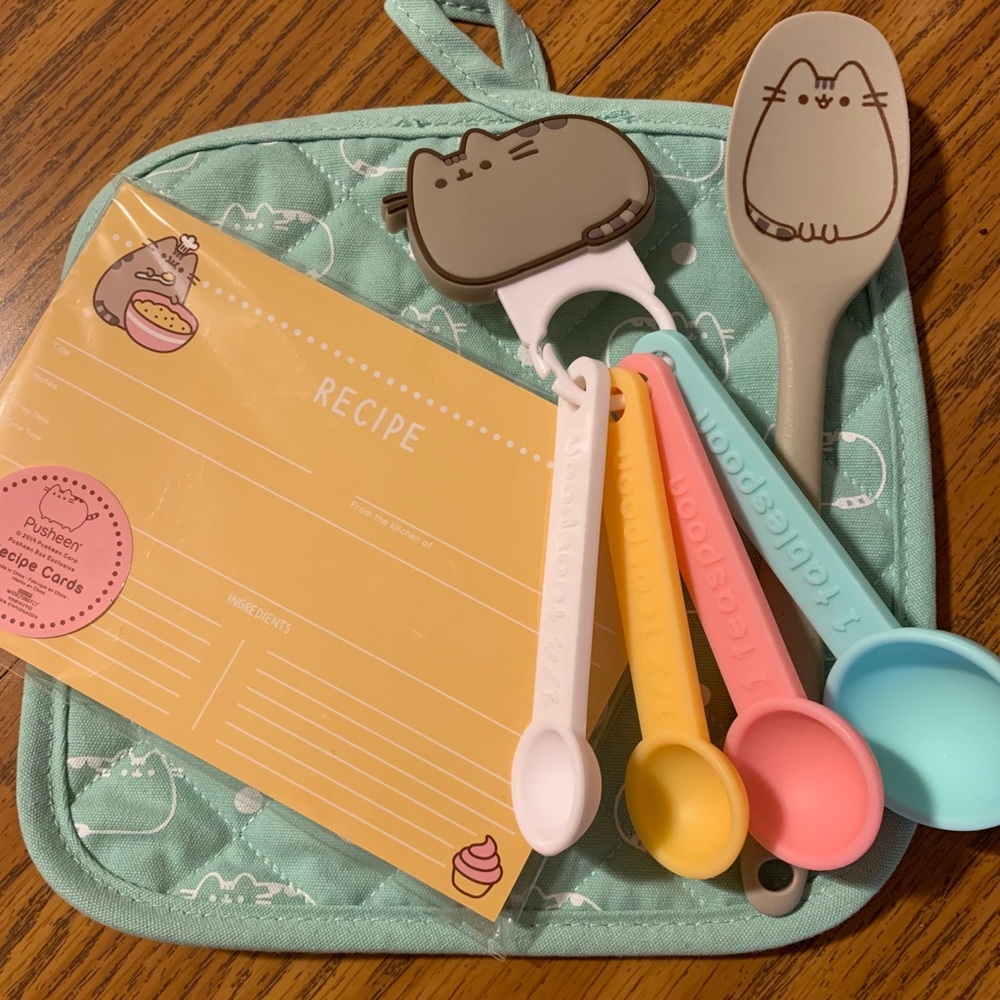 Exclusive Pusheen kitchen utensil bundle